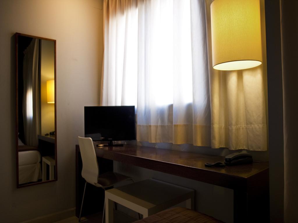 Hostal Badaloni Badalona Ruang foto